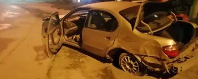 Ночью в Новосибирске водитель седана Nissan врезался в столб и сбежал с места ДТП