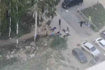 Бойцы с автоматами положили людей на землю во дворе в Краснолесье