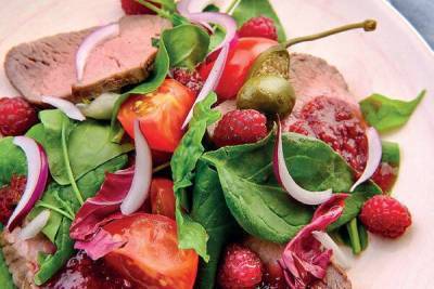 Теплый салат с ростбифом и брусничным джемом: рецепт от Марии Соколовой