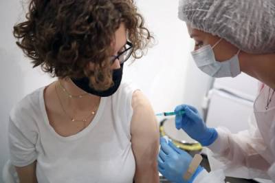 Проценко назвал недостаточным количество вакцинированных от COVID-19 в России