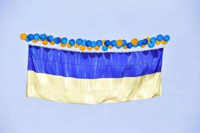 В сторону оккупированного Донбасса военные запустили украинские флаги (ФОТО)
