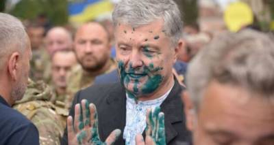 Петра Порошенко после марша националистов облили зеленкой. ВИДЕО. ФОТО