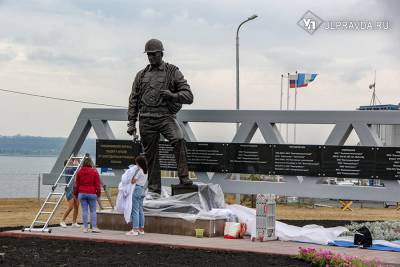 Долговечный, как «Медный всадник», и единственный в России. В Ульяновске поставили уникальный памятник