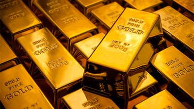 Золото 25 августа дешевеет на укреплении доллара и в ожидании разворота к риску