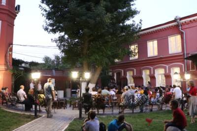 Астраханцам предлагают посетить арт-вечер в музейном дворике