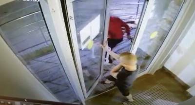 Ельчанина ограбили возле банка. Видео