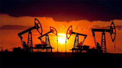 Нефть 25 августа коррекционно дешевеет после роста на 3-5% в течение двух торговых дней