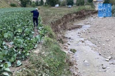 Проливные дожди повредили сельхозугодия в Дагестане.