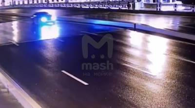 BMW депутата Госдумы проскочил по закрывающемуся перед разводкой Благовещенскому мосту