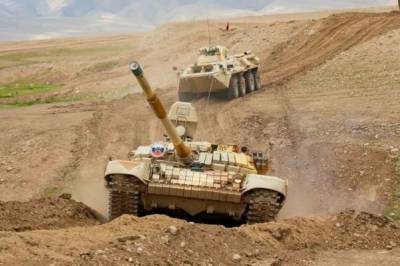 Российские танкисты выполнили стрельбы на дальние дистанции в горах Таджикистана