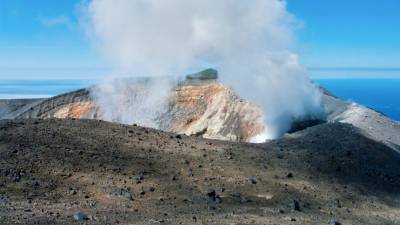 Внезапный выброс пепла вулканом Эбеко на Курилах сняли на видео