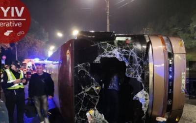 В Киеве перевернулся автобус: 18 пострадавших