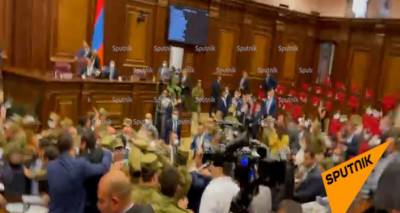 Очередная потасовка в парламенте Армении: депутаты начали бросать бутылки - видео