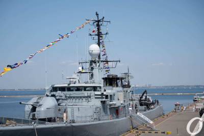 В порту Одессы пускали на боевые корабли, а на Морвокзале показали вооружение (фоторепортаж)