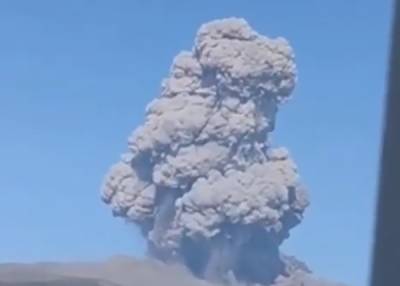 "Аж тряхануло дом. Это было жестко": на Курилах вулкан Эбеко выбросил пепел на высоту 3 км