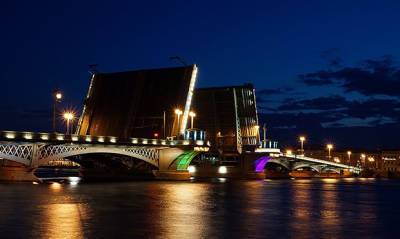 В Петербурге автомобиль депутата от «ЕР» проскочил мост за мгновение до его разведения