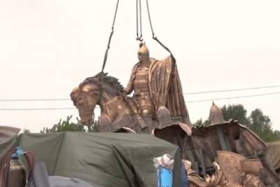 Опубликовано видео сборки скульптур памятника Александру Невскому в Гдовском районе