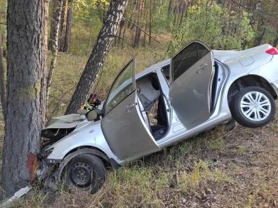 Под Миассом автомобиль вылетел с дороги и врезался в дерево