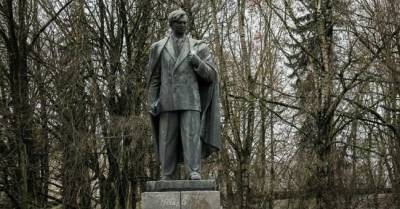 Власти Литвы приговорили памятник советскому писателю Цвирке к демонтажу