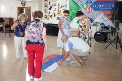 Астраханские бабушки и дедушки отметили День Государственного флага