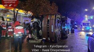 В Киеве перевернулся туристический автобус, около 20 пострадавших