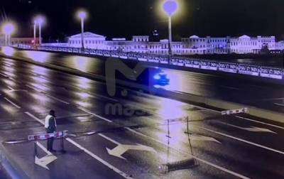 Депутат Госдумы РФ проехал через разводящийся мост