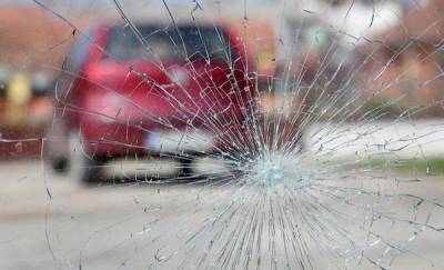 Во время ссоры тюменцу разбили лобовое стекло на его иномарке Mercedes