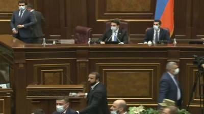 Армянские депутаты сошлись в «дуэли на бутылках» — видео