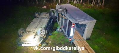 В Карелии водитель улетел в кювет на автомобиле с груженым прицепом и попал в больницу