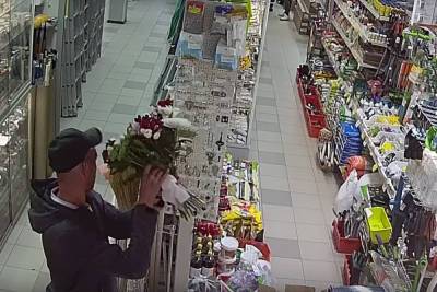 Житель Карелии украл букет цветов из магазина перед камерой видеонаблюдения