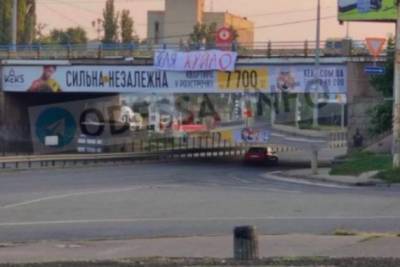 В Одессе неизвестные "обматерили" Зеленского на баннерах: полиция ищет "авторов"