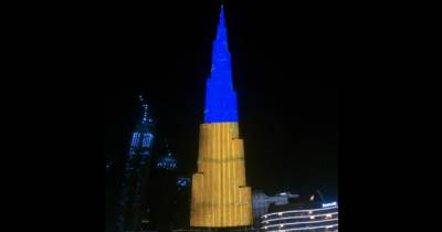 Небоскреб Бурдж-Халифа в Дубае подсветили в цвета украинского флага (фото, видео)