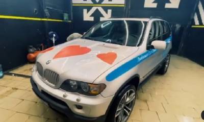 Сотрудники ГИБДД попросили петербуржца убрать с BMW наклейки с «благодарностью ДПС»