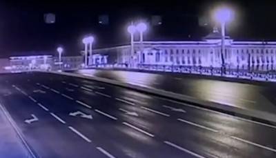 Автомобиль с депутатом Госдумы «перепрыгнул» через разводящийся мост в Петербурге