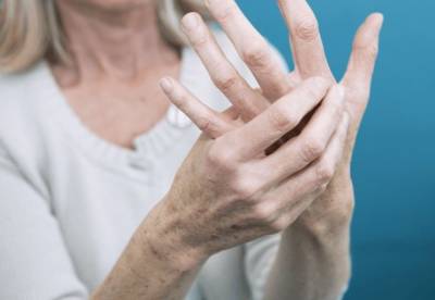 Названы три симптома артрита, сигнализирующие, что болезнь стала опасной для жизни