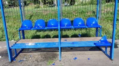 Повсюду куски пластика: лунинский стадион пострадал от хулиганов