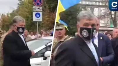 Порошенко облили зеленкой во время марша националистов в День независимости