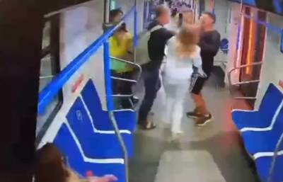 СМИ опубликовали видео драки пассажиров метро и родителей ребёнка с аутизмом