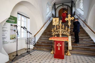 Пенсионерка обокрала прихожанина во время молебна в Псковском кремле
