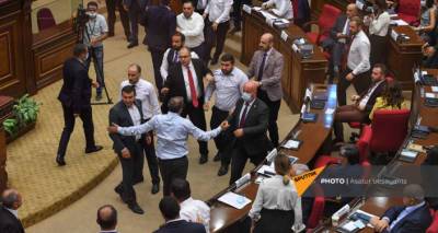 Драка и мат в парламенте Армении: заседание вновь прервано