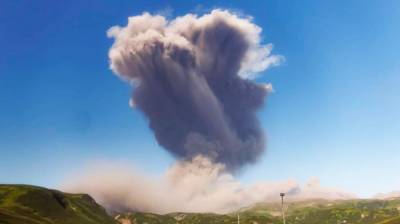 В России на Дальнем Востоке началось извержение вулкана Эбеко