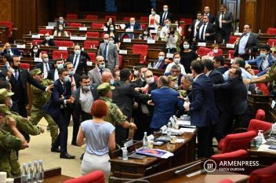 Чëрная среда в армянском парламенте: «дуэль на бутылках» сменилась рукопашной — видео