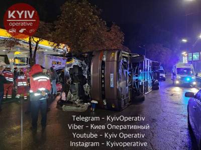 В Киеве перевернулся международный автобус: пострадали 18 человек