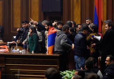 Сейран Оганян - Ален Симонян - Айк Саркисян - Ваге Акопян - В парламенте Армении произошла вторая драка за день - tvc.ru - Армения