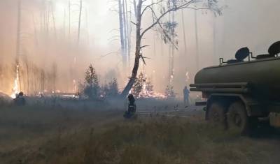 По всей стране пожарные и добровольцы попадают в огненные ловушки