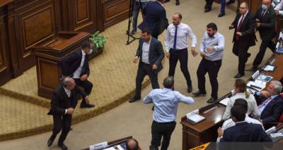 Ваге Акопян - Сотрудники безопасности вытолкали журналистов из ложи для СМИ– видео - ru.armeniasputnik.am - Армения