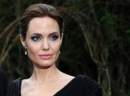 Total-black: Анджелина Джоли в элегантном черном макси