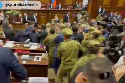 После потасовки в парламенте армянского депутата увезли на скорой