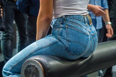 Джон Ледженд - Крисси Тейген - Модный директор универмага назвала самые трендовые джинсы осени 2021 года - lenta.ru - США