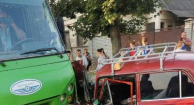 В Харькове авто протаранило маршрутку с пассажирами, фото: "вылетел на встречку"